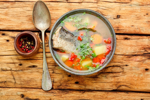 Piatto con zuppa di pesce su un tavolo rustico in legno. Zuppa di pesce cosacco russo