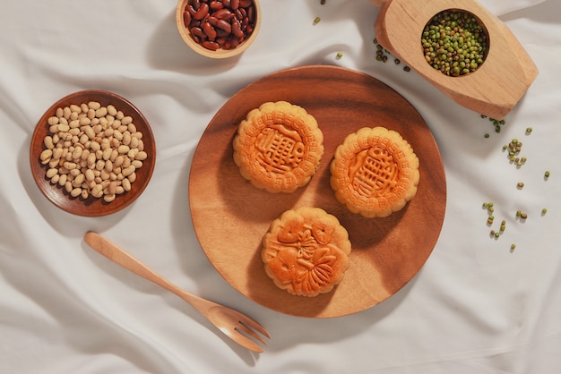 Piatto concettuale laici del mooncake alimentare del Mid-Autumn Festival. Il testo sulla torta significa felicità.