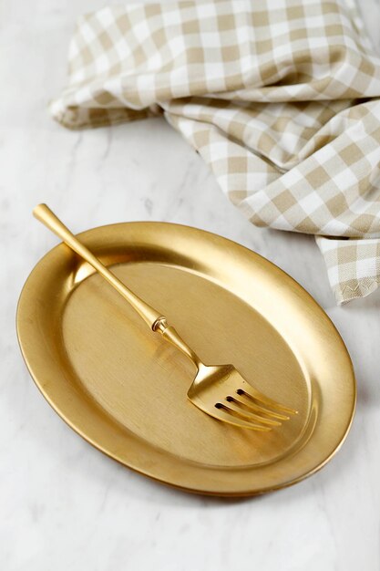 Piatto d'oro ovale con forchetta d'oro