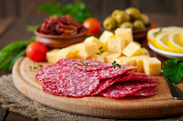 Piatto da antipasto con salame e formaggio