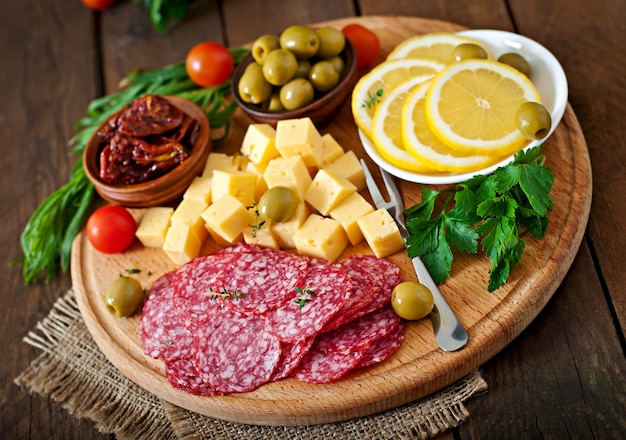 Piatto da antipasto con salame e formaggio