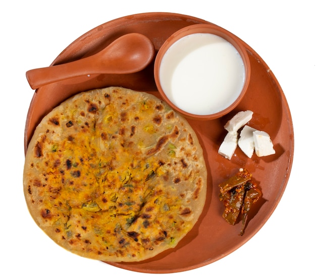 Piatto da colazione indiano Paneer Paratha Servire con ricotta o chutney