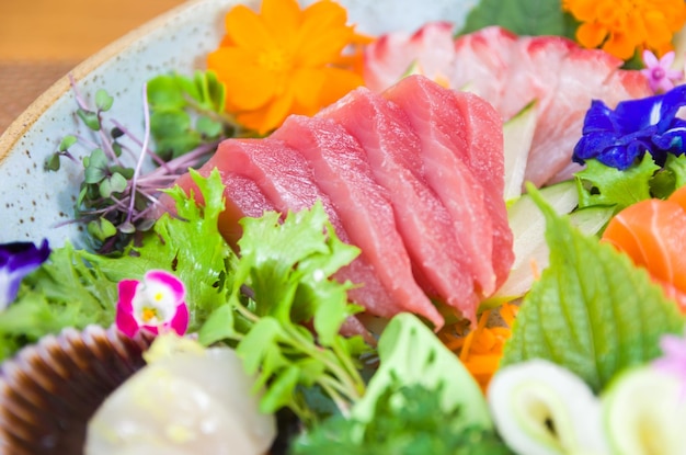 Piatto decorato con diversi gusti di elegante sashimi sushi Messa a fuoco selettiva