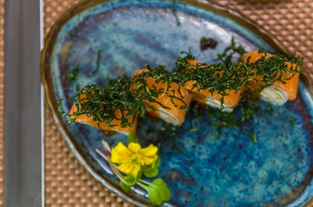Piatto decorato con diversi gusti di elegante sush uramaki