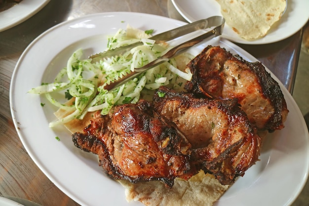 Piatto del famoso barbecue tradizionale armeno o Khorovats che serve su pane piatto chiamato Lavash