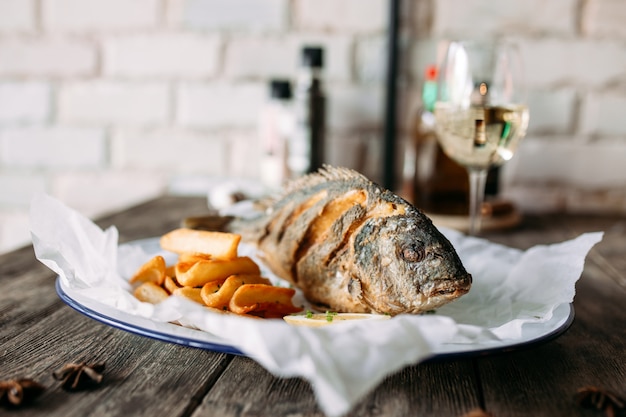 Piatto del ristorante del pesce di dorada arrostito vista laterale