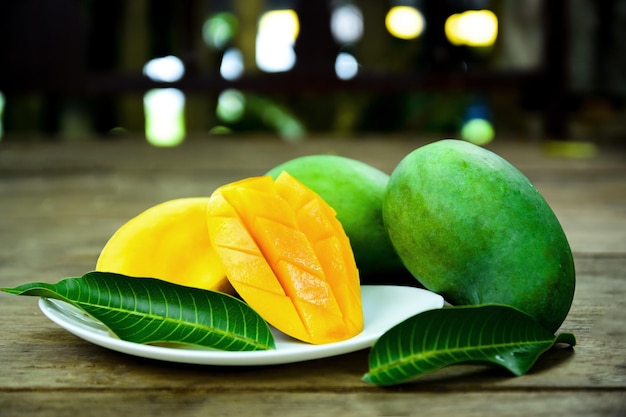 Piatto della foglia verde dei frutti del mango. Prima colazione tropicale.