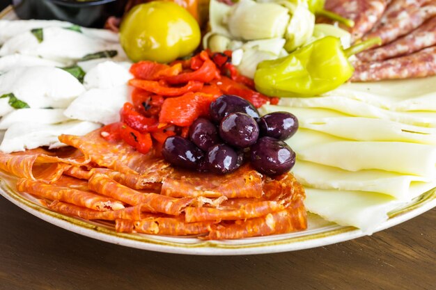 Piatto di antipasti con antipasto in ristorante italiano.