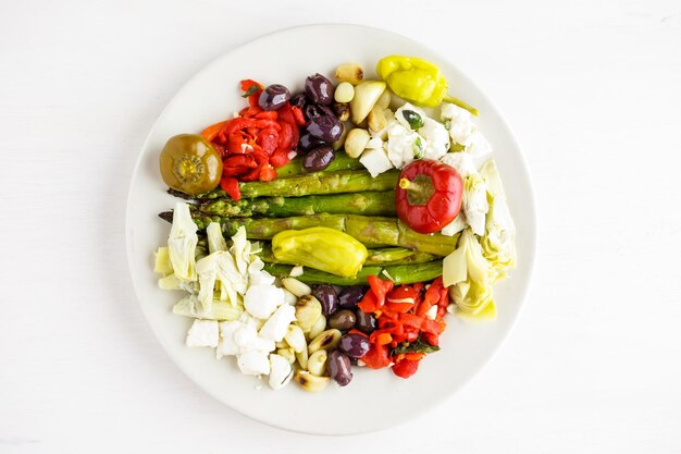 Piatto di antipasti con antipasto vegetariano in ristorante italiano.