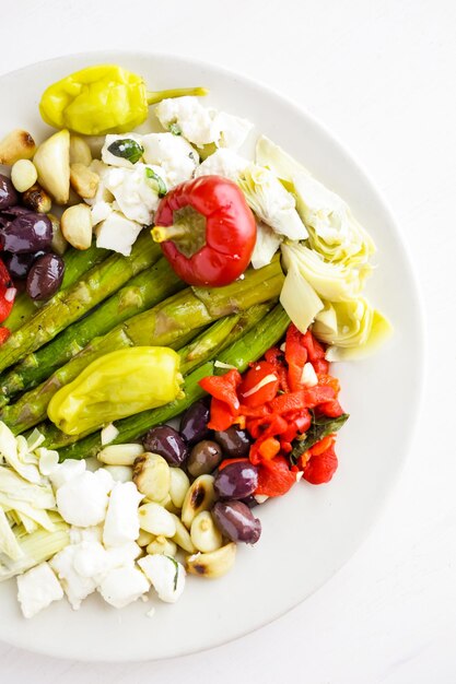 Piatto di antipasti con antipasto vegetariano in ristorante italiano.