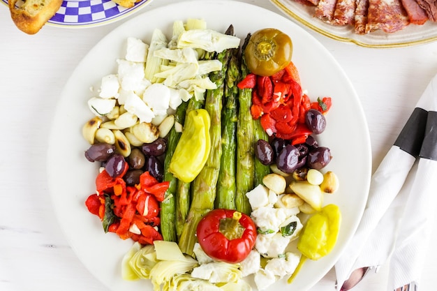 Piatto di antipasti con antipasto vegetariano in ristorante italiano.