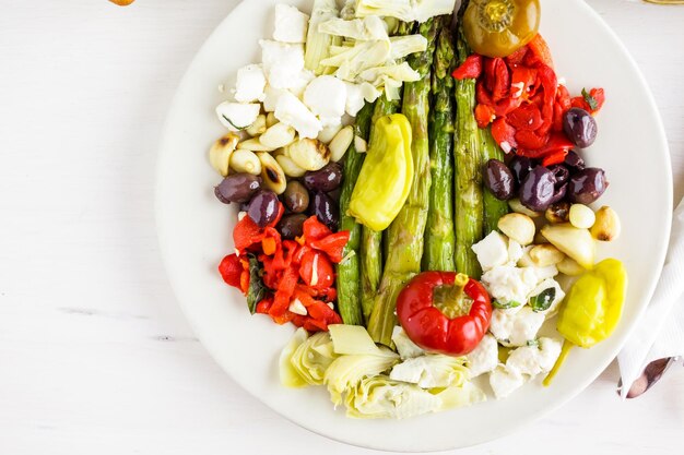 Piatto di antipasti con antipasto vegetariano in ristorante italiano.