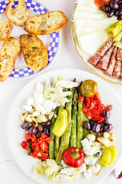 Piatto di antipasti con antipasto vegetariano in ristorante italiano.