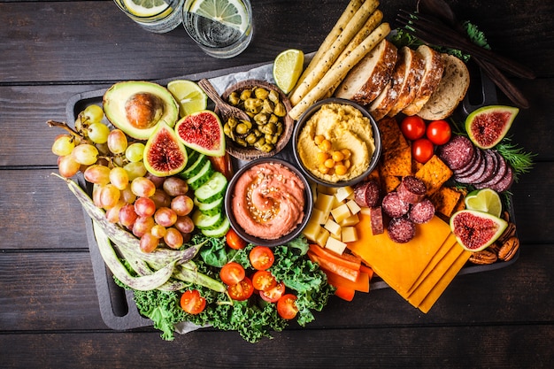 Piatto di antipasti di carne e formaggio.