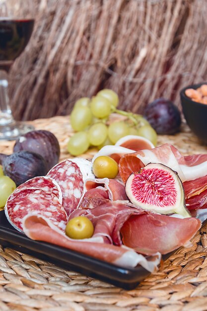 Piatto di antipasti italiani