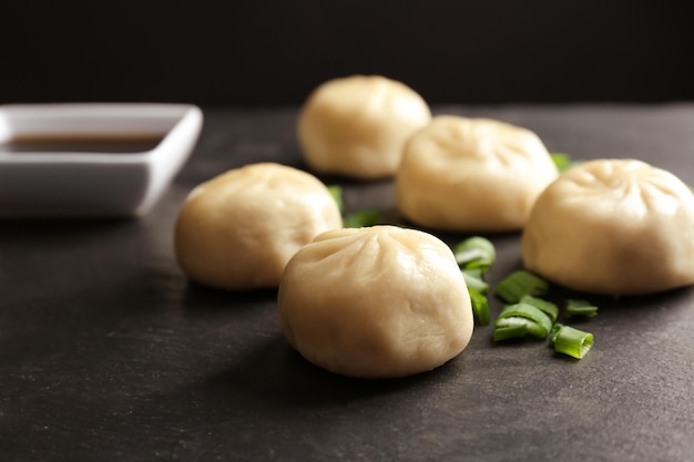 Piatto di ardesia con gustosi gnocchi baozi primo piano