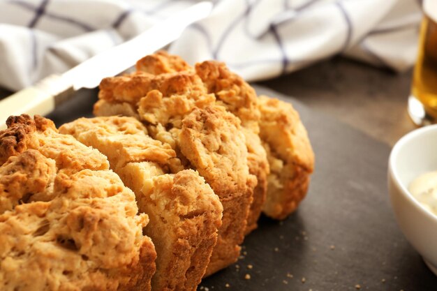 Piatto di ardesia con un gustoso pane di birra sul tavolo