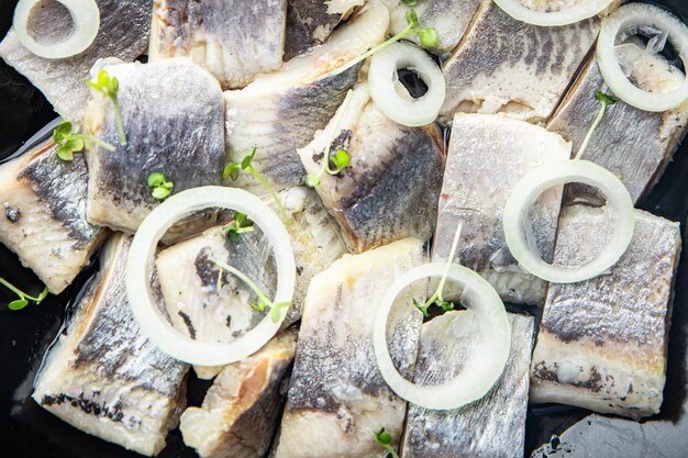 Piatto di aringhe salate frutti di mare pasto di pesce spuntino alimentare sul tavolo copia spazio cibo