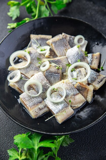 Piatto di aringhe salate frutti di mare pasto di pesce spuntino alimentare sul tavolo copia spazio cibo