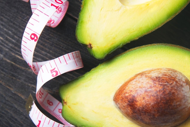 Piatto di avocado a fette e un centimetro. Cibo sano, alimentazione sportiva