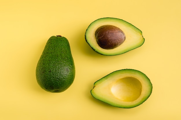 Piatto di avocado giaceva su sfondo giallo