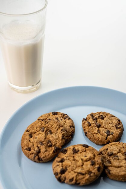 Piatto di biscotti al cioccolato e un bicchiere di latte