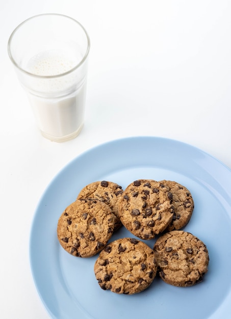 Piatto di biscotti al cioccolato e un bicchiere di latte