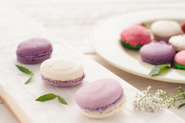 Piatto di bordo di amaretti francesi colorati