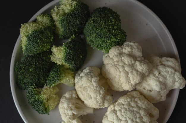 piatto di broccoli e cavolfiori