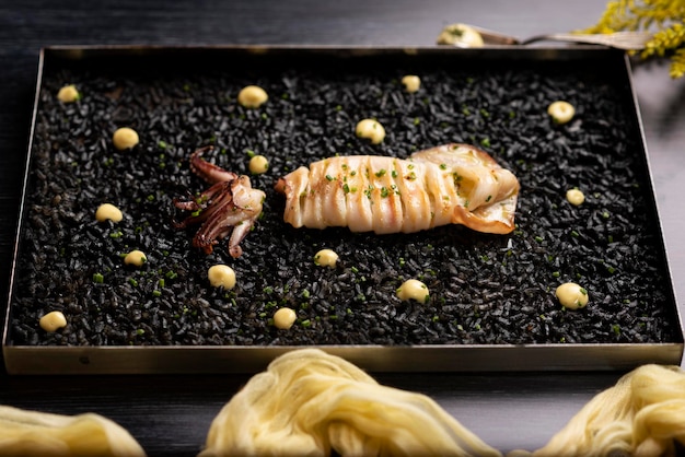 Piatto di calamari con riso nero