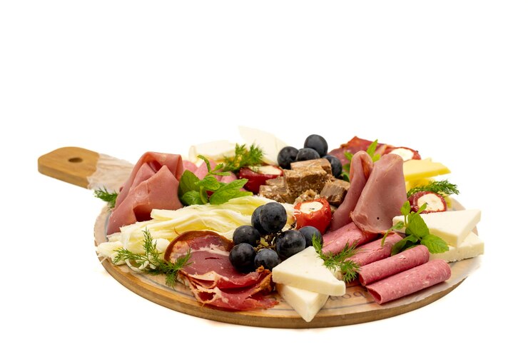Piatto di carne affumicata a freddo piatto di antipasto piatto di legno Piatto di antipasti con affettato di carne prosciutto salame formaggio