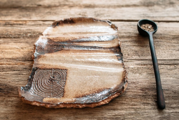 Piatto di ceramica fatto a mano vuoto con il cucchiaio
