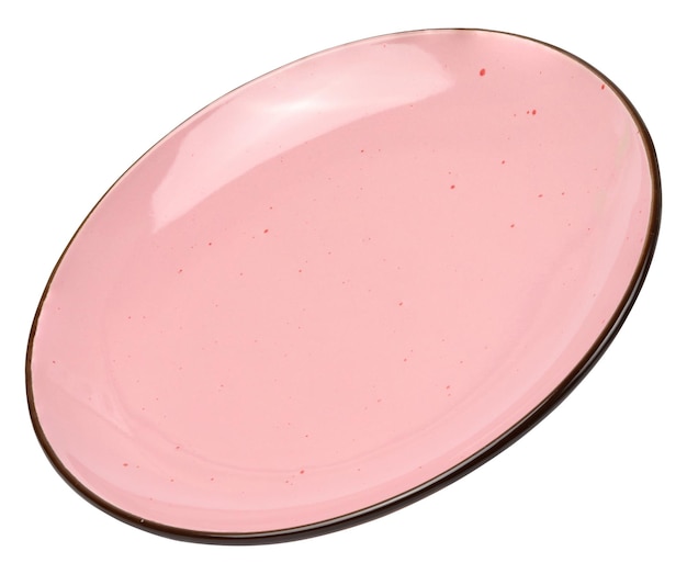 Piatto di ceramica rosa vuoto ad angolo su sfondo bianco isolato