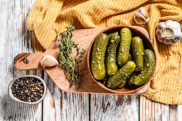 Piatto di cetrioli fatti in casa sottaceto