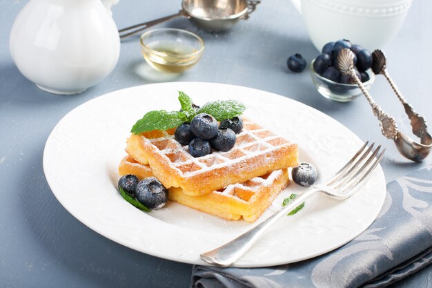 Piatto di cialde belghe con frutti di bosco freschi