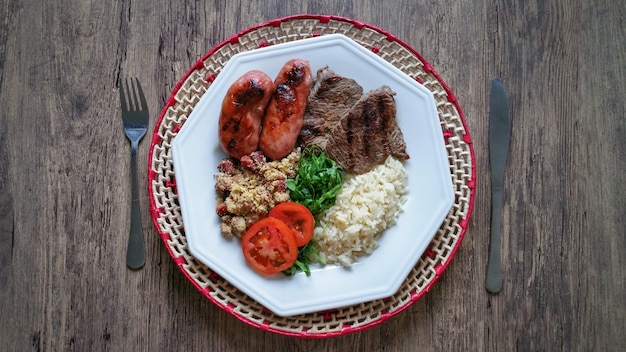 Piatto di cibo con barbecue brasiliano tradizionale.