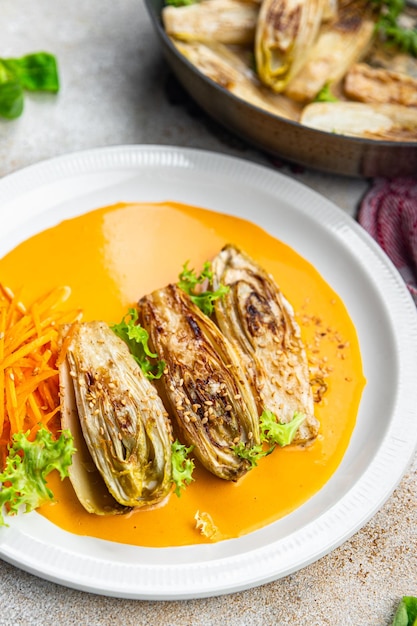 piatto di cibo di cicoria stufato di farina di verdure spuntino sul tavolo copia spazio cibo sfondo piano rustico