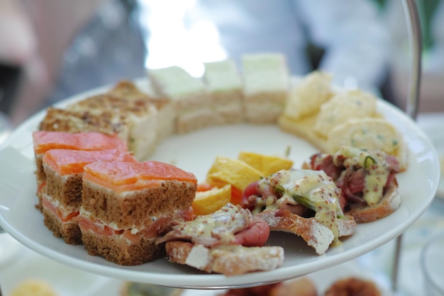 Piatto di cibo gustoso a una cena di lusso su un tavolo Piatto delizioso di cibo servito a pranzo o a cena a casa Pasto gourmet salutare preparato al ristorante Antipasti o spuntini presentati a una festa