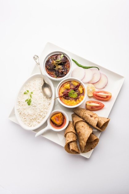 Piatto di cibo indiano o Thali vegetariano include Dal Fry, Riso, Chapati e un tipo di verdura con insalata