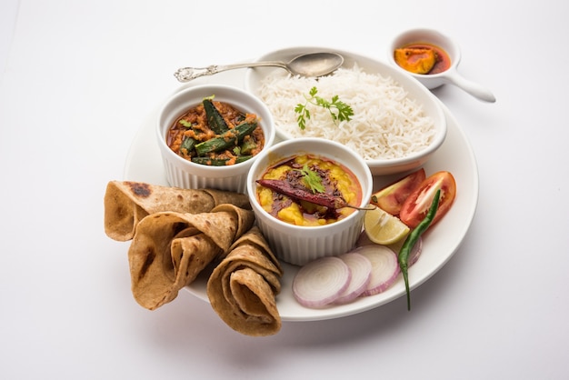 Piatto di cibo indiano o Thali vegetariano include Dal Fry, Riso, Chapati e un tipo di verdura con insalata