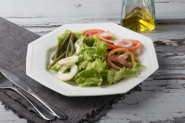 Piatto di cibo sano con insalata di lattuga.