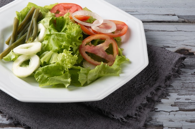 Piatto di cibo sano con insalata di lattuga.