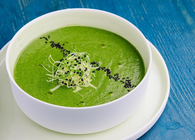 Piatto di crema di broccoli e piselli