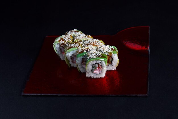 Piatto di cucina asiatica delizioso sushi sushi su uno sfondo nero roll you net su uno sfondo nero