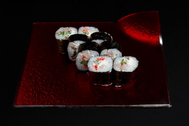 Piatto di cucina asiatica delizioso sushi sushi su uno sfondo nero roll you net su uno sfondo nero