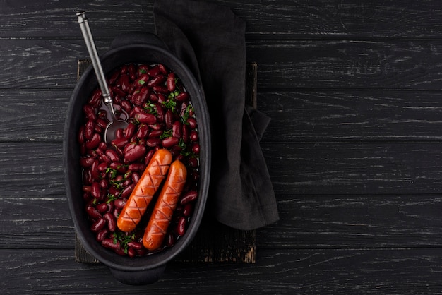 Piatto di fagioli delizioso piatto con salsicce