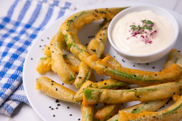 Piatto di fagiolini in tempura con maionese Ricetta tradizionale giapponese