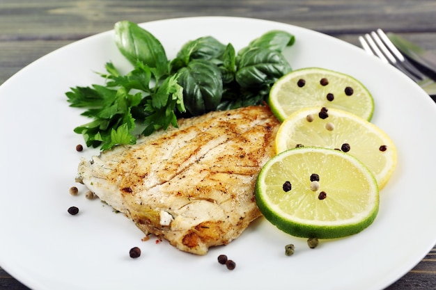 Piatto di filetto di pesce con verdure e lime sul tavolo da vicino