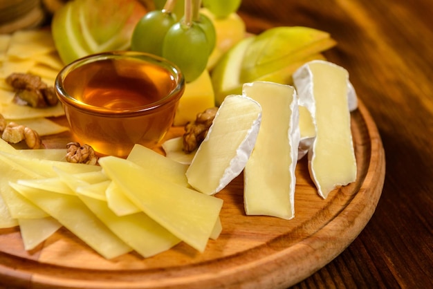 Piatto di formaggi con noci di miele e uva