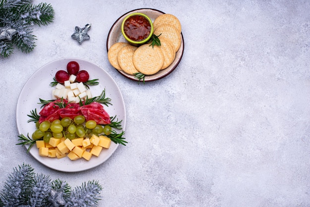 Piatto di formaggi con salame a forma di albero